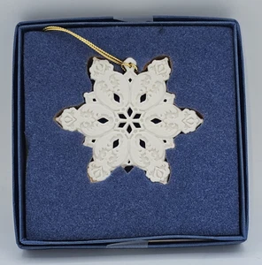 Copo de nieve de jaspe blanco Wedgewood - Falta 1 pico como se fotografía - Imagen 1 de 4