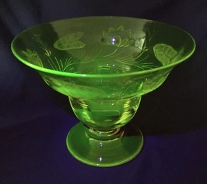 Thomas Webb Vaseline Uranium Art Glass Bowl Engraved Water Lily Glows Antique - Picture 1 of 13