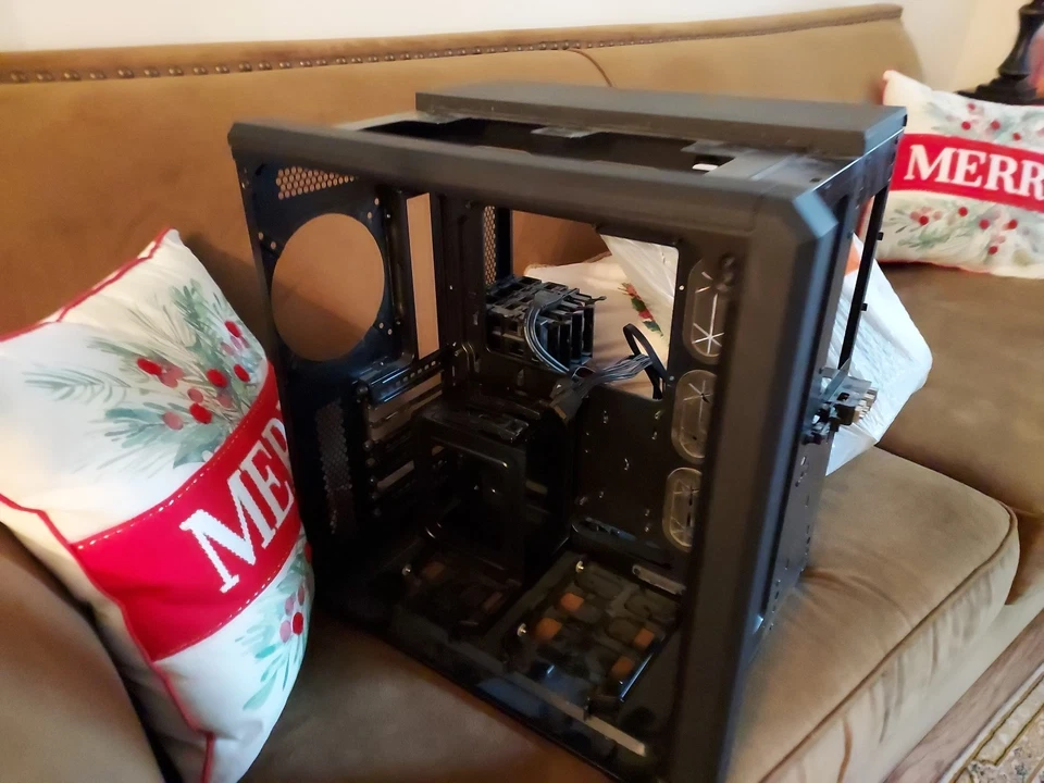 Corsair ROG computer case. Mid ATX, All Side Panels And Screws Supplied. - Image 1 of 2