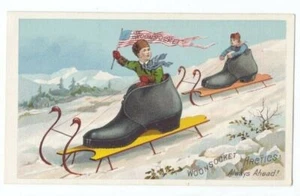 HERREN fahren riesige WOONSOCKET STIEFEL SCHLITTEN - ca1890er FANTASY TRADE CARD Übertreibung - Bild 1 von 2