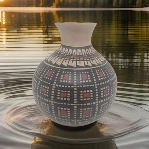 Mata Ortiz handmade and Handpainted pot by Elfida Tena 5.75" tall / 5" wide. - Picture 1 of 8