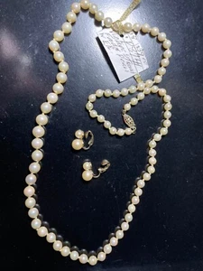Runde Perle HALSKETTE VINTAGE KOSTÜM SCHMUCK Saitenhaken Verschluss Set Clip Ohrringe - Bild 1 von 5