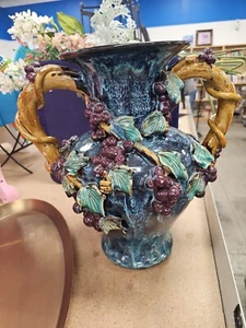 MAJOLICA VASE / URN FEATURES RELIEF THREE DIMENSIONAL GRAPE LEAVES - ANTIQUE - Picture 1 of 18