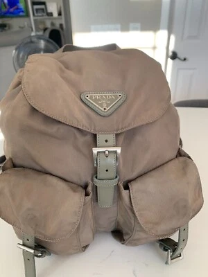 AUTÉNTICA MOCHILA PRADA PEQUEÑA DE NAILON - COLOR CAQUI. seminuevo ¡excelente estado!! Foto 1 de 4