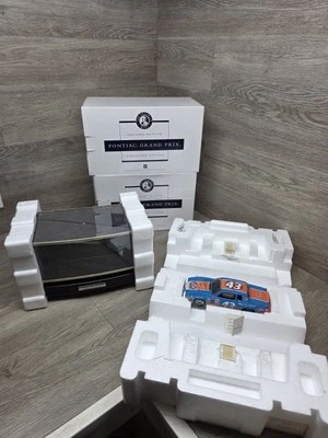 Franklin Mint Signature Edition Richard Petty Pontiac Grand Prix With Display - Image 1 of 4