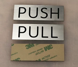 par - Placas de letreros de puerta de vidrio plateado cepillado PUSH / PULL grabadas de 1,5 x 5 pulgadas - Imagen 1 de 1