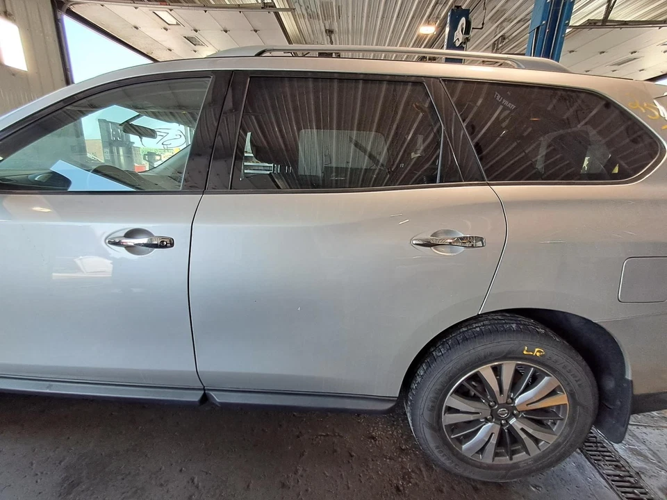 Conjunto de puerta trasera izquierda usado lado trasero se adapta a: Nissan Pathfinder 2017 eléctrico sin Foto 1 de 4