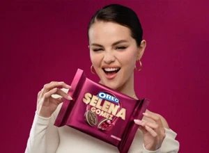 OREOS SELENA GOMEZ LIMITED EDITION Signature Cookie 10.68oz pack Free Shipping - Picture 1 of 5