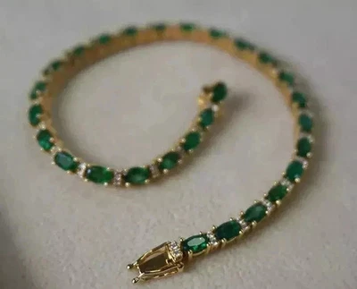 Brazalete de tenis redondo de diamantes y esmeraldas simuladas de 8 quilates enchapado en oro amarillo de 14 k Foto 1 de 4