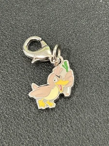 Pokemon Center Farfetch'd Metall Schlüsselanhänger Charm Clip - Bild 1 von 1