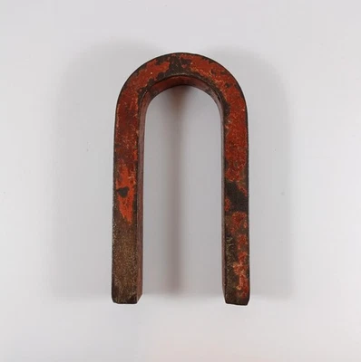 Antiguo imán de herradura de hierro pintado de rojo, 5" Foto 1 de 4