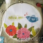 Kit de broderie oiseau Hello Love cœurs fleurs Lisa Congdon avec tissu filaire cerceau