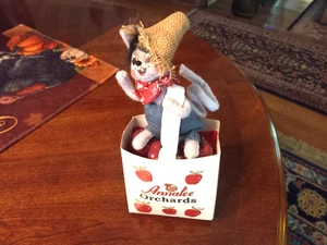 Anna Lee 5 Zoll Obstgärten Maus in 4 Zoll Obstgärten Tasche mit Äpfeln, 2012 - NEU - Bild 1 von 2