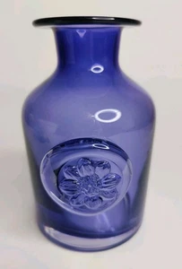 Jarrón botella vidrio arte Inglaterra color amatista Dartington medallón margarita 5,25"  - Imagen 1 de 5