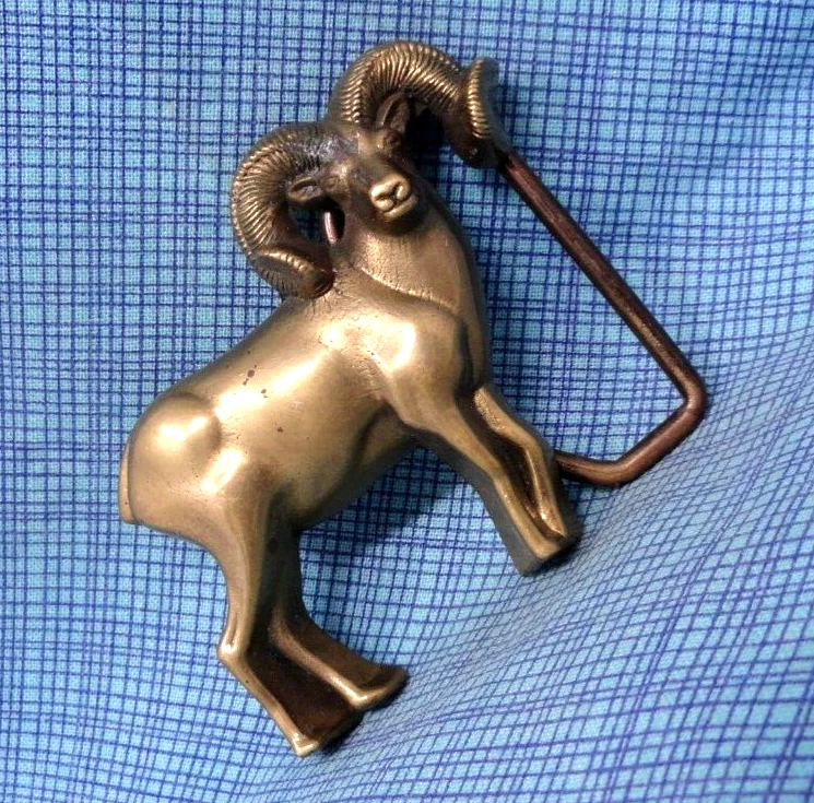 Cinturón de vestir Big Horn oveja carnero hebilla recortada latón de colección años 70 barón Taiwán .QRT544 Foto 1 de 4