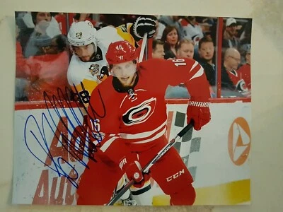 Foto autografiada firmada por Elias Lindholm de Carolina Hurricanes 8x10 certificado de autenticidad Foto 1 de 2
