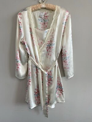 Victoria Secrets ROSA Crema Floral Bata Set —Mediano Foto 1 de 4