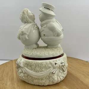 Vintage Home Collection Musical Ivory Bisque Snow Kissing Couple White See Video - Picture 1 of 9