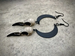 Halbmond Mond Rabe Totenkopf Ohrringe Abnehmender Mond Ohrringe Hexe Schmuck kleiner Anhänger - Bild 1 von 2