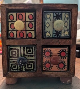 Kleine alte Komode Schrank handbemalte Keramik - Bild 1 von 4