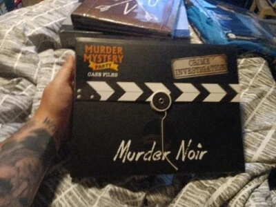 Nuevo - Juegos Universitarios Asesinato Misterio Fiesta Estuche Archivos: Asesinato Noir Edades 14+ NUEVO Foto 1 de 2
