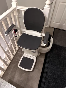 Acorn 180 curved stairlift/Price includes fitting by Acorn/Less than 2 years old - Picture 1 of 5