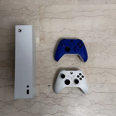 Xbox Series S 512 Go + 2 manettes - Photo 1/2