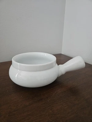 Sopa de cebolla francesa Sur La Table / tazón de chile con mango; porcelana blanca; usado en excelente estado Foto 1 de 4