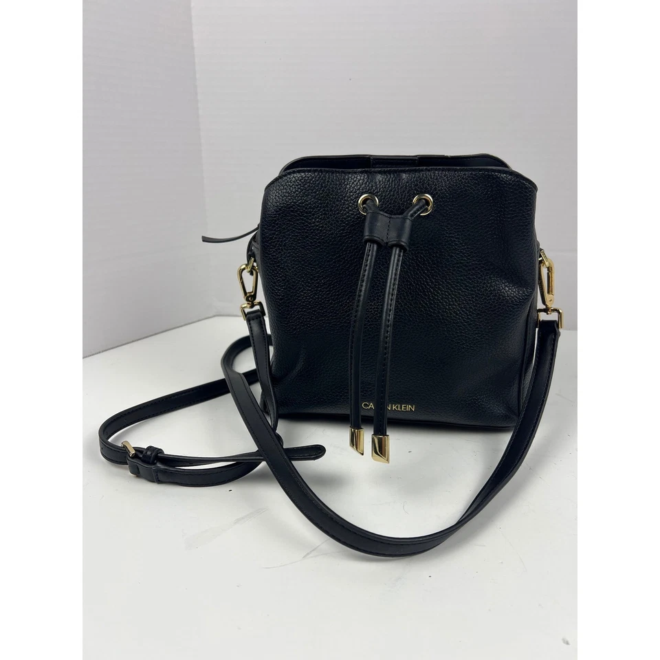 Bolso Bandolera Ajustable Calvin Klein Negro Fay Cuero Cordón Herrajes Dorados Foto 1 de 4