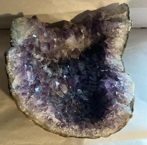 Roca de amatista de cristal púrpura pesa 13 libras - Imagen 1 de 4
