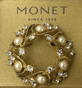 Vintage Monet Dome Gold Tone Wreath Brooch Faux Pearls Clear Rhinestones - Picture 1 of 9