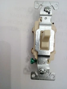 Interruptor de doble polo Cooper CSB220V grado comercial 20 amperios, marfil - Imagen 1 de 4