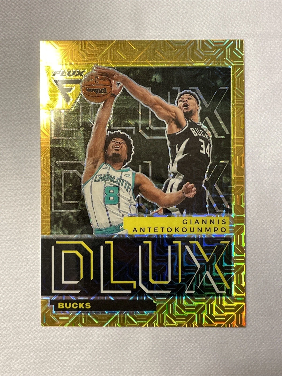2022-23 Panini Flux Giannis Antetokounmpo Gold Mojo Prizm /10 DLUX