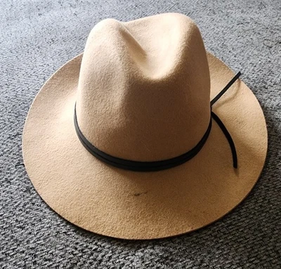 Chapéu Fedora (H1.18) HALLOWEEN. Bege com couro preto. - Imagem 1 de 4