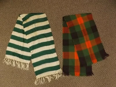 Лот из 2 винтажных спортивных продолговатых шарфов 1950-60-х годов с бахромой в клетку в полоску - Изображение 1 из 4