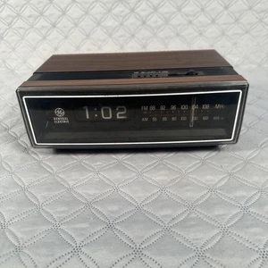 Vintage 1984 General Electric Flip Clock Radio Alarm Clock 7-4305F *READ Desc. - Picture 1 of 9