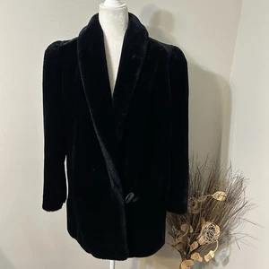 Abrigo negro de piel sintética estilo VI Ltd. de colección para mujer hecho en EE. UU. ¿Forrado con un botón talla L? - Imagen 1 de 13