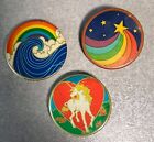 1980 1981 boutons épinglés Illuminations. Licorne, vague, étoile avec arc-en-ciel