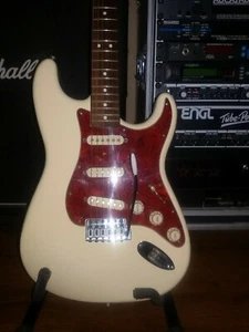 Fender® Classic Series 70's Stratocaster Electric Guitar upgraded with Gig Bag. - Bild 1 von 13
