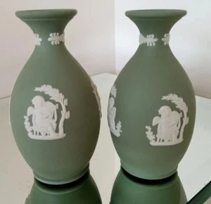 Jarrones raros Wedgwood querubines tocando música jaspe verde salvia 4,75" Bud 1962  - Imagen 1 de 4