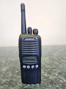 Transceptor Kenwood TK-3180-K UHF FM con antena corta, clip, batería usada - Imagen 1 de 8