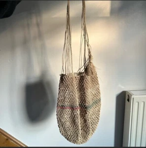 SUPER CUTE HAND VOWEN HOLIDAY BEACH BAG, AMAZING CONDITION - Picture 1 of 3