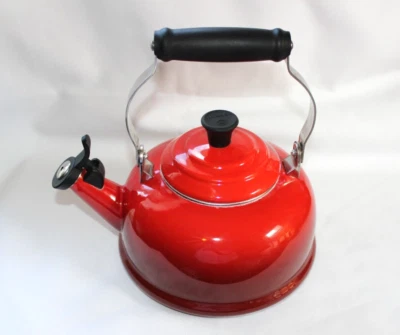 Tetera Le Creuset Stove Top Whistling 1,7 qt - 1,6 L en rojo cerise ombre Foto 1 de 4