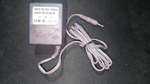 Adaptador de corriente alterna color Game Boy púrpura atómico de terceros en muy buen estado probado - Imagen 1 de 4