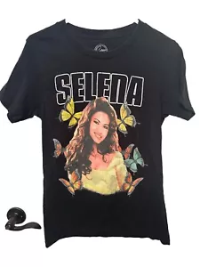 Camisa Selena Quintanilla Adulto S Negra Manga Corta Mariposa Música Concierto - Imagen 1 de 3