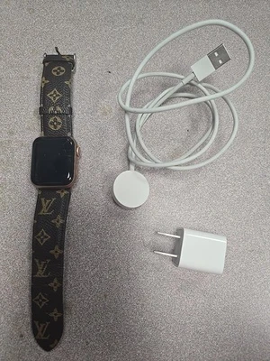 Apple Watch Series 4 40 mm Rose Gold Aluminum Case (GPS) - Image 1 of 4