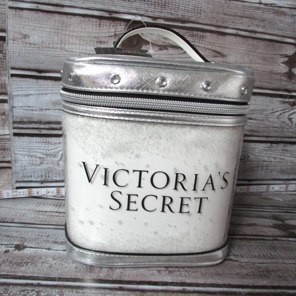 Nuevo con etiquetas Bolso de Cosméticos Victoria’s Secret Pequeño Tren Plateado Metálico/Claro/Bling Foto 1 de 4