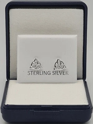 Pendientes de plata de ley 925 con nudo de triqueta de 8 mm orejas perforadas para mujeres y niñas Foto 1 de 4