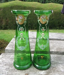 Par de jarrones bohemios de vidrio verde esmeralda, esmaltados a mano Forget Me Not y arcos - Imagen 1 de 17