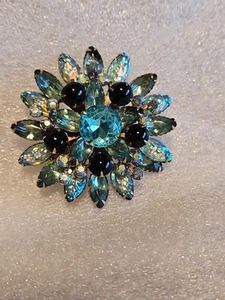 Vintage Aqua Blue Molded Glass &  Rhinstone Brooch Gold Tone  - Picture 1 of 10